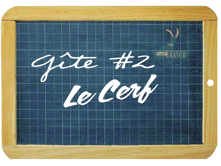 ardoise d'écolier sur laquelle est écrit gîte numéro 2 "le cerf"