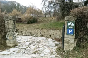 vue de l'entrée du parking du Gîte de la Brasca